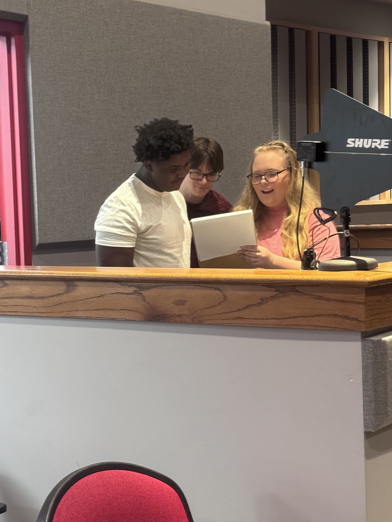 Ms. Whitney Hall’s Theatre I students took part in a theatre scavenger hunt, exploring the auditorium while learning about the equipment, spaces, and resources they’ll use when working on productions throughout the year. Another great example of our Warriors putting learning into action! 🎬🎭❤️🤍