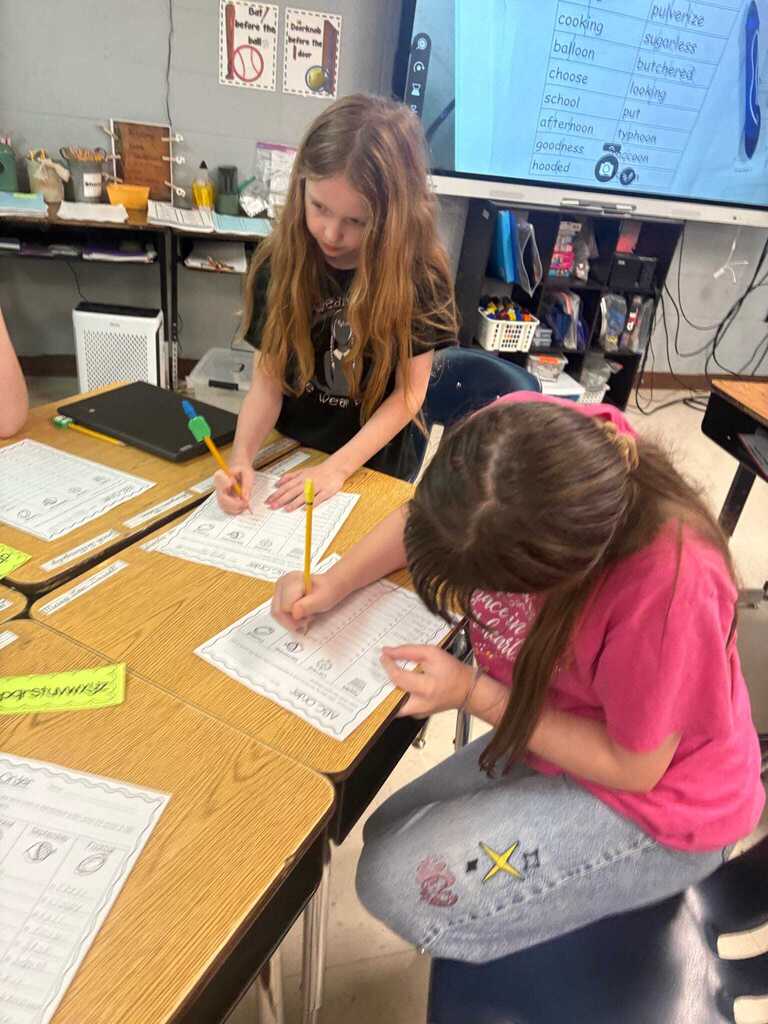 Ms. Shannon Cox’s fourth graders are working in station groups to review previously taught skills, including alphabetical order and category word sorts.  Students are collaborating with their classmates and taking ownership of their learning by checking their own work with an answer key. What a great way to build both skills and independence! ❤️🤍
