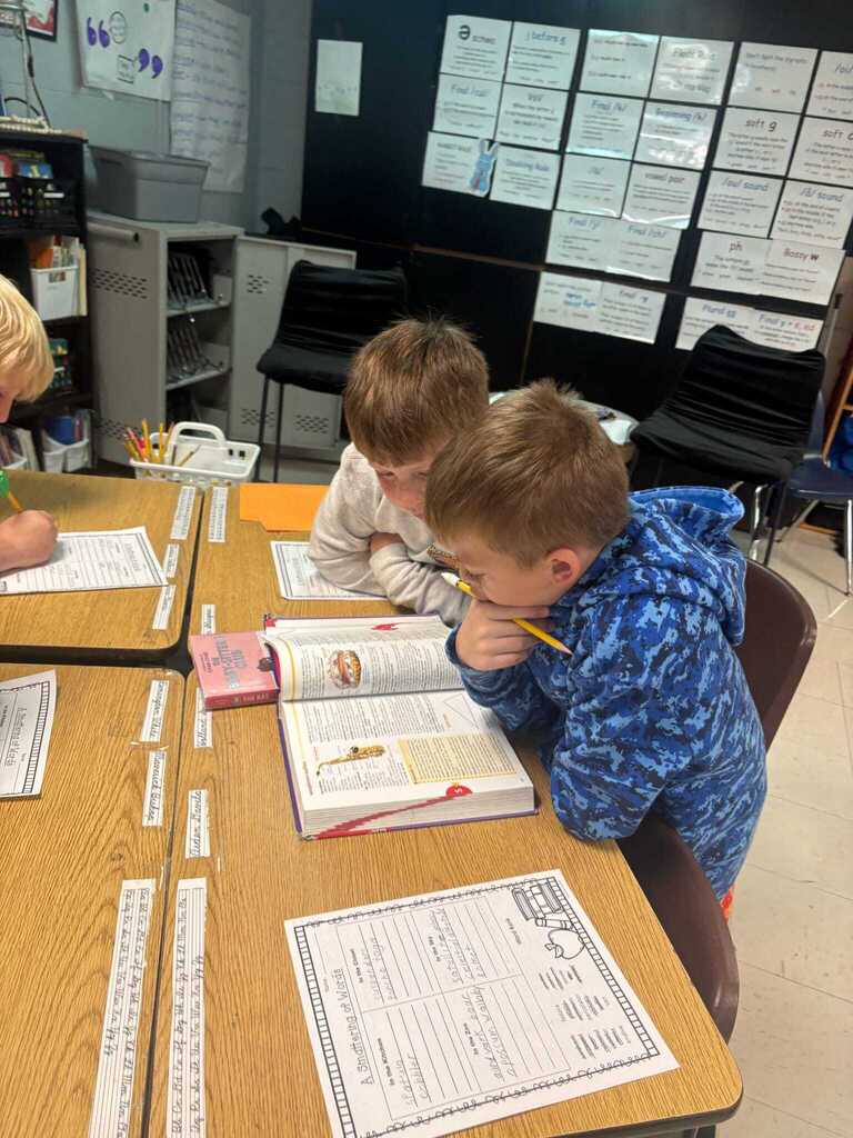 Ms. Shannon Cox’s fourth graders are working in station groups to review previously taught skills, including alphabetical order and category word sorts.  Students are collaborating with their classmates and taking ownership of their learning by checking their own work with an answer key. What a great way to build both skills and independence! ❤️🤍