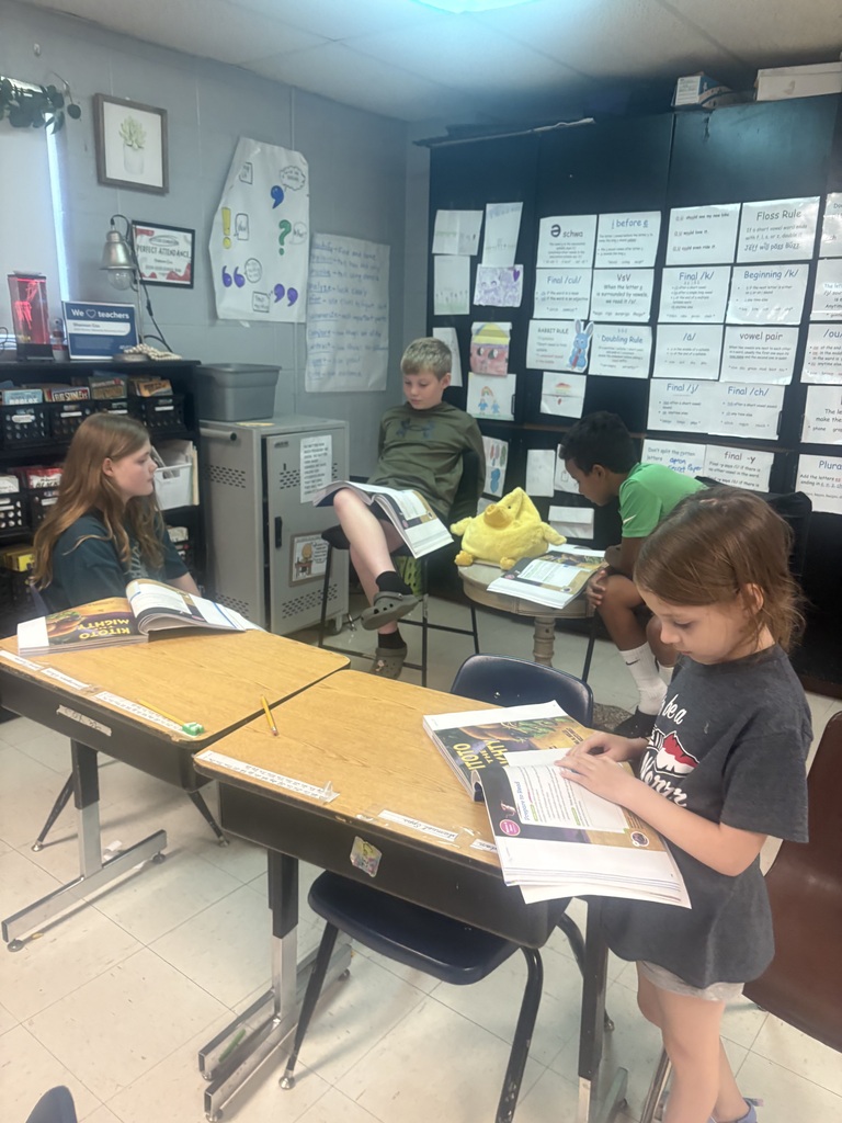 Mrs. Shannon Cox’s fourth-grade students are putting their reading skills to work through literature groups! Each student takes on a specific role—leader, timekeeper, investigator, or reporter—as they work together to reread a text and answer both explicit and inferential questions using evidence from their reading. Along the way, they’re strengthening reading comprehension, communication, and teamwork skills! Warriors putting learning into action! ❤️🤍