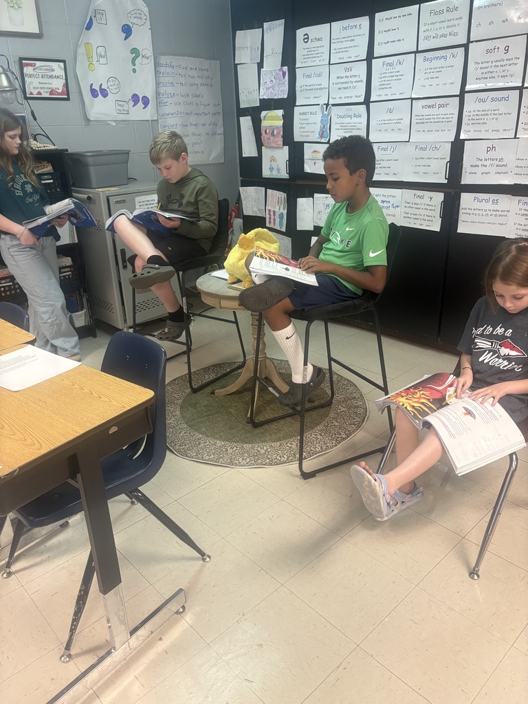 Mrs. Shannon Cox’s fourth-grade students are putting their reading skills to work through literature groups! Each student takes on a specific role—leader, timekeeper, investigator, or reporter—as they work together to reread a text and answer both explicit and inferential questions using evidence from their reading. Along the way, they’re strengthening reading comprehension, communication, and teamwork skills! Warriors putting learning into action! ❤️🤍