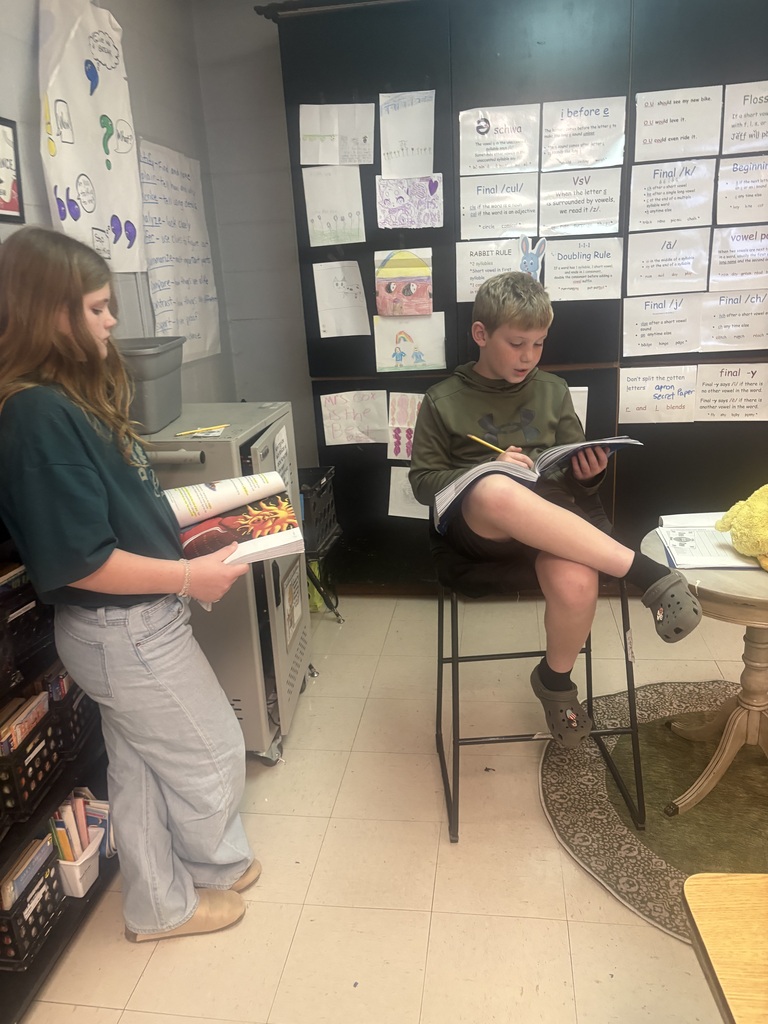 Mrs. Shannon Cox’s fourth-grade students are putting their reading skills to work through literature groups! Each student takes on a specific role—leader, timekeeper, investigator, or reporter—as they work together to reread a text and answer both explicit and inferential questions using evidence from their reading. Along the way, they’re strengthening reading comprehension, communication, and teamwork skills! Warriors putting learning into action! ❤️🤍