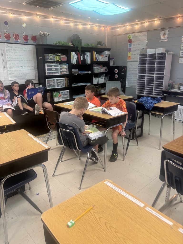 Mrs. Shannon Cox’s fourth-grade students are putting their reading skills to work through literature groups! Each student takes on a specific role—leader, timekeeper, investigator, or reporter—as they work together to reread a text and answer both explicit and inferential questions using evidence from their reading. Along the way, they’re strengthening reading comprehension, communication, and teamwork skills! Warriors putting learning into action! ❤️🤍