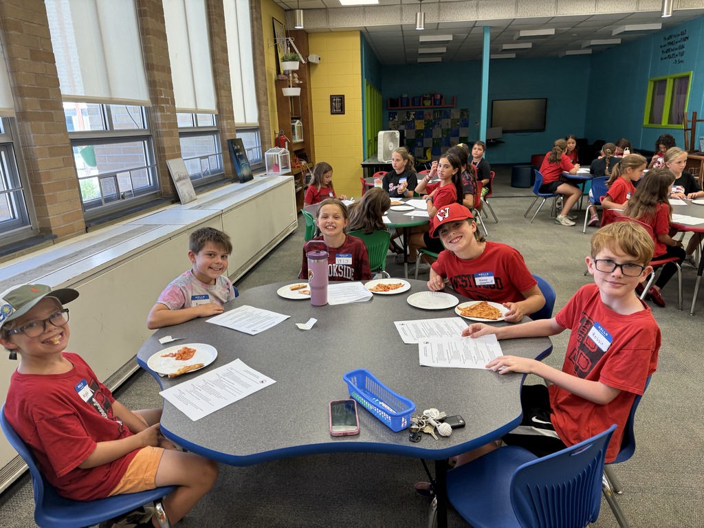 students eating pizza