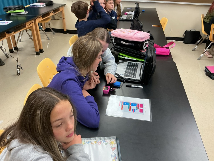 student in. line at computers 