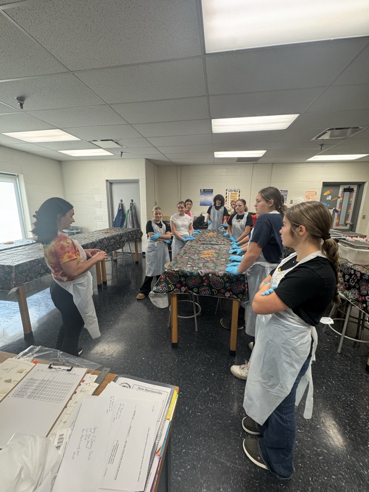 Sarah Seabrook teaches the class about tie dye  