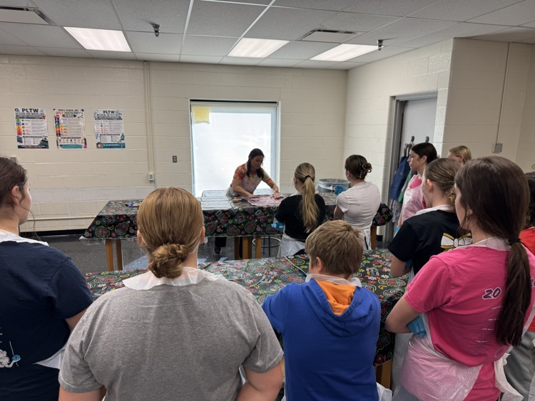Sarah Seabrook teaches the class about tie dye. 