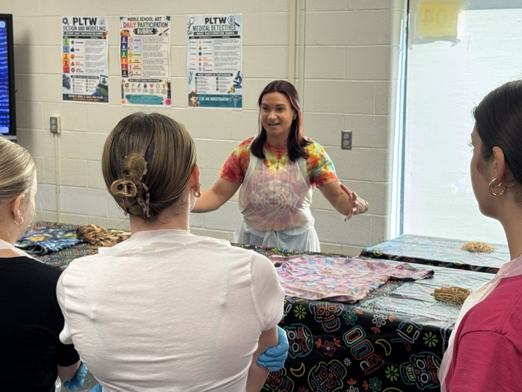 Sarah Seabrook teaches the class about tie dye. 