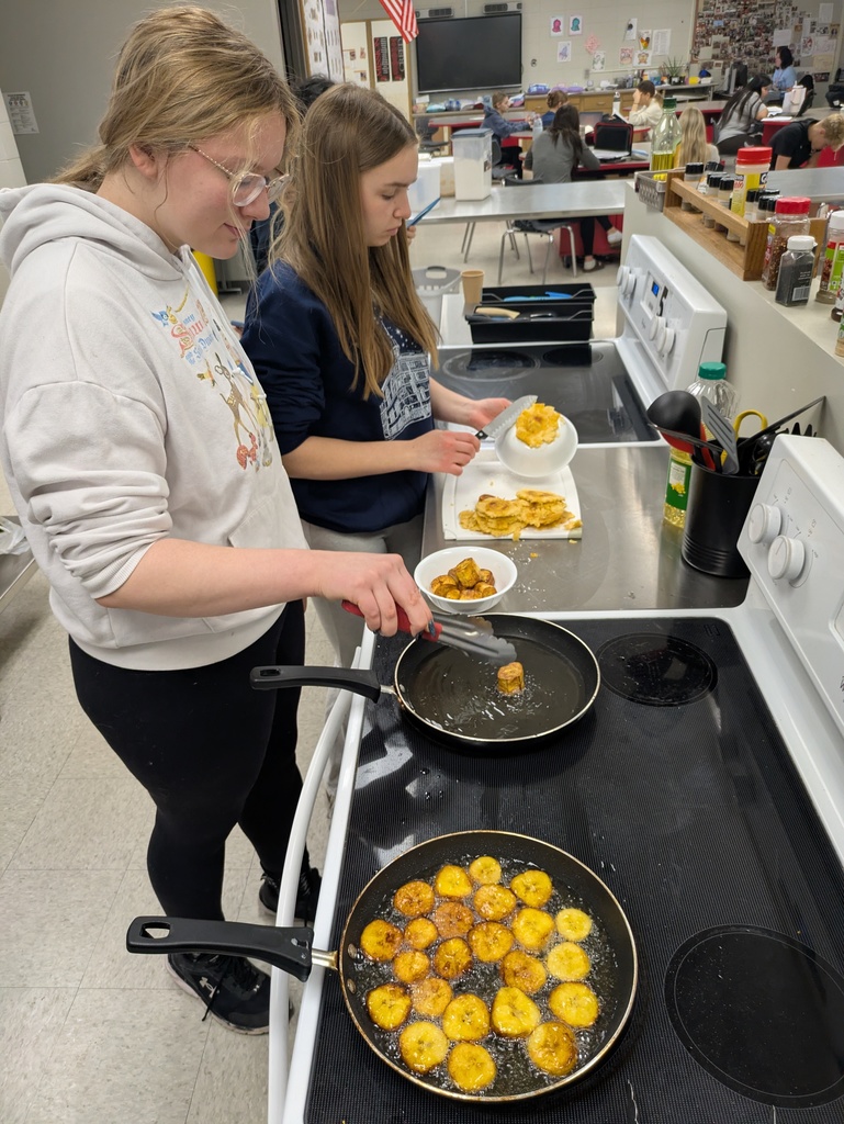 Two students frying patacones 