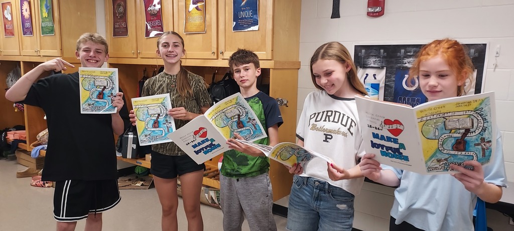kids looking at yearbook
