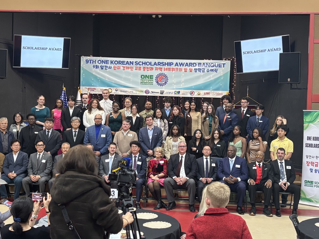 Aubrey Parker, WHHS student, receiving scholarship