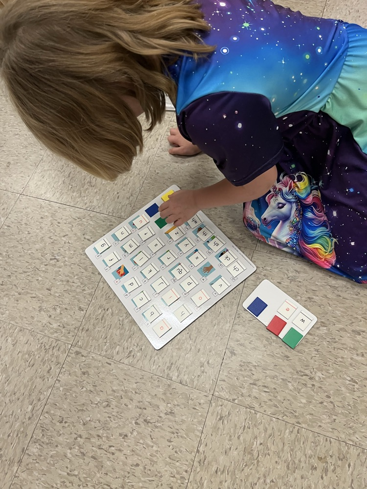 Mrs. Howard’s class builds words with digraphs ch and wh.