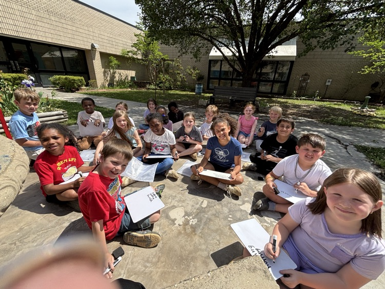 Mrs. Hulse’s second grade class was enjoying the sunshine today as they practiced their spelling words and math skills in the courtyard. ☀️