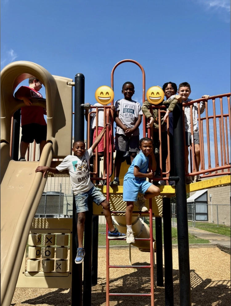 Cooler temperatures mean happy kids! 🍂☀️ We’re so glad our second graders got to enjoy some outdoor recess today! 💕