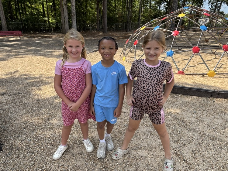 Cooler temperatures mean happy kids! 🍂☀️ We’re so glad our second graders got to enjoy some outdoor recess today! 💕