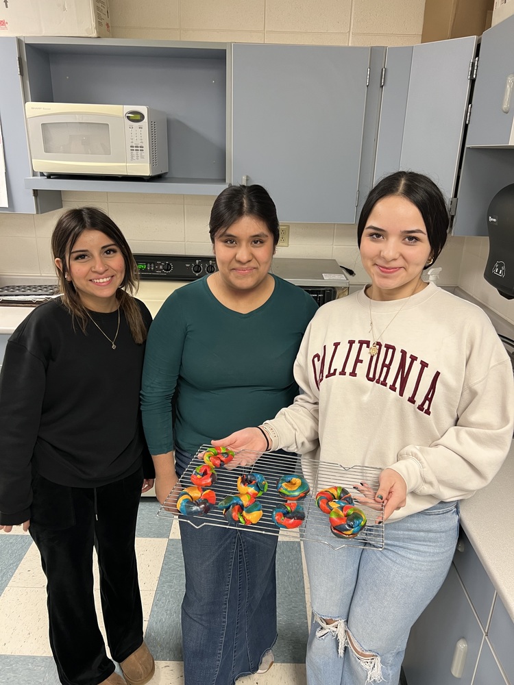 FACE Students Make Rainbow Bagels