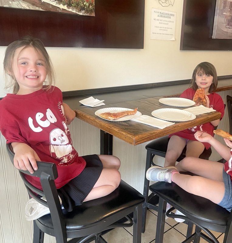 C E A  Kindergarten students eating pizza at Dominic's.