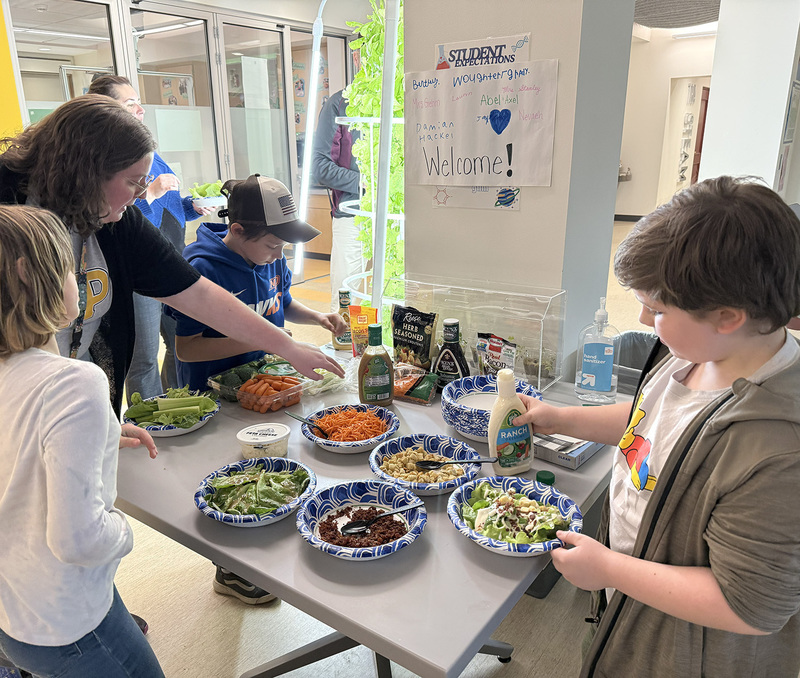 T R A  fourth graders select vegetables to add to their salads made with lettuce they grew.