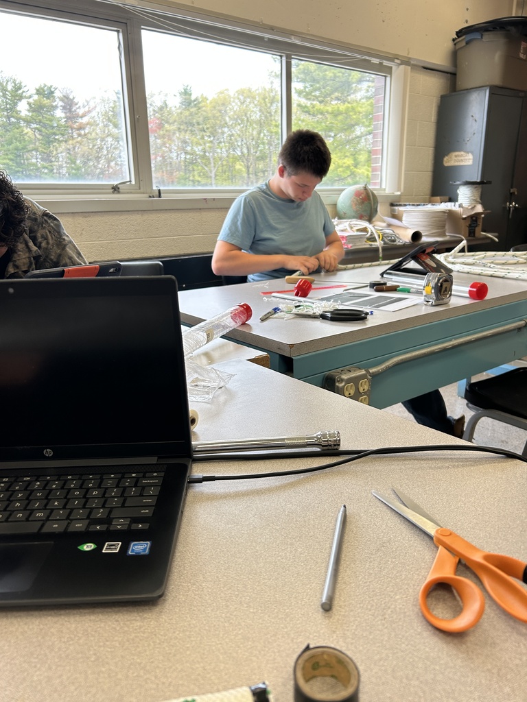 Marine Tech student working on splicing certification thanks to Yale Cordage Company for sponsoring.
