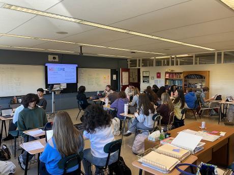 Big ideas are taking shape in English 10 Honors! 📚 Students in Ms. Desberg’s class are working together to explore how technology can impact children’s emotions, relationships, behavior, and ability to connect with others. Using evidence from two texts, students are developing thoughtful claims and strengthening their arguments with evidence. Critical thinking, collaboration, and strong writing skills at work!