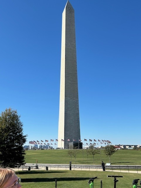 students visiting the us monument