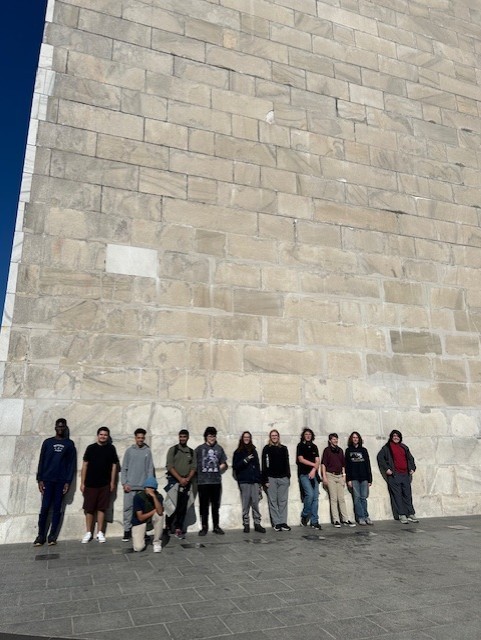 students visiting the us monument