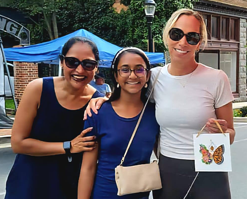 Paper quilling artist Oishani Das with her mother and a teacher customer at 3rd Friday