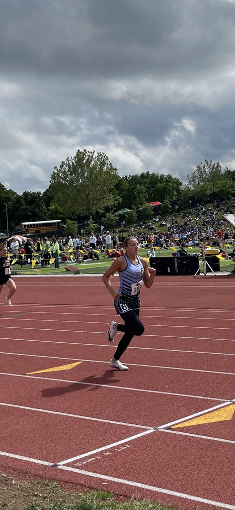 Camryn Bunger runs the 400.