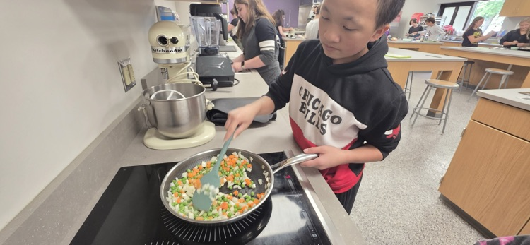 8th graders make veggie fried rice