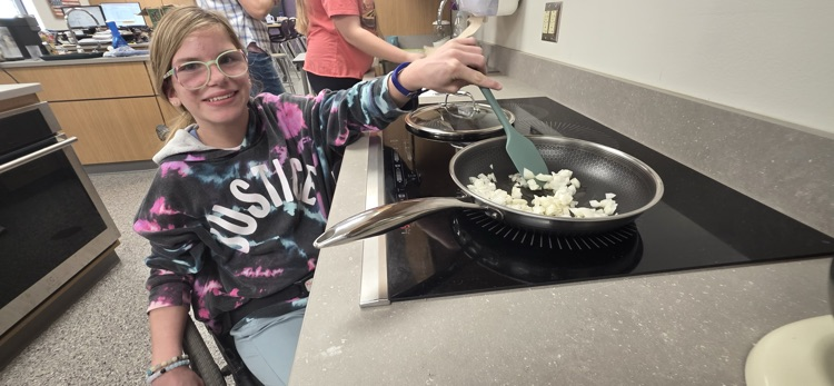 8th graders make veggie fried rice