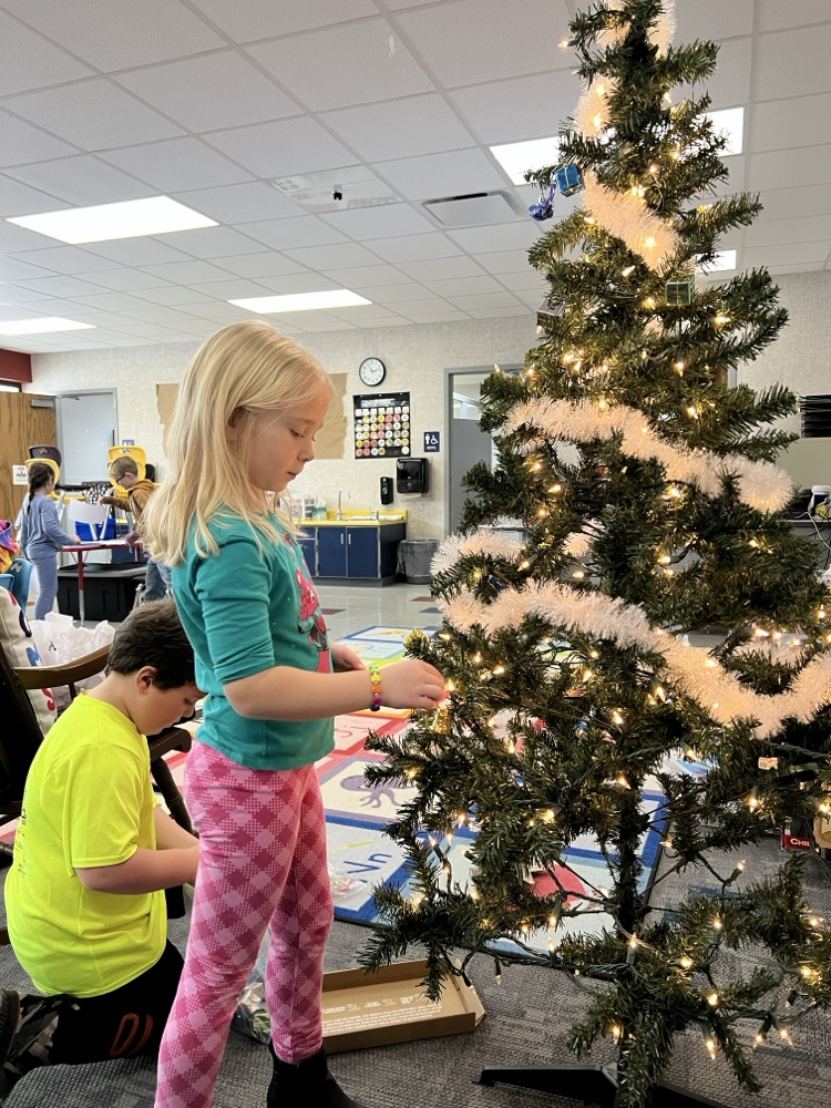 Miss Ogden’s class decorated tree
