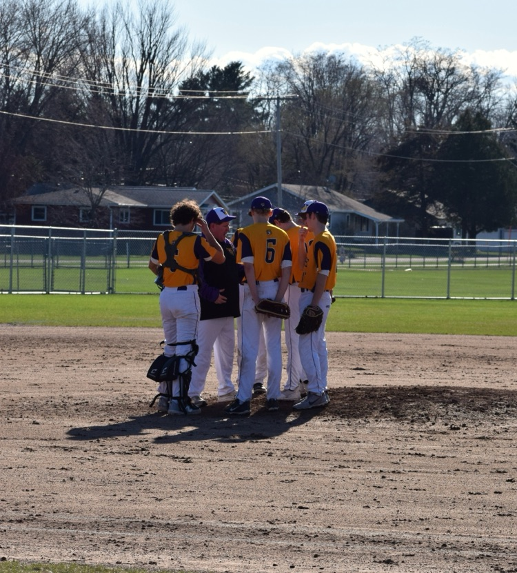 softball team huddles 