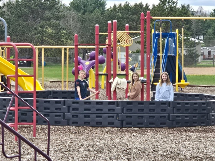 student government helps clean playground