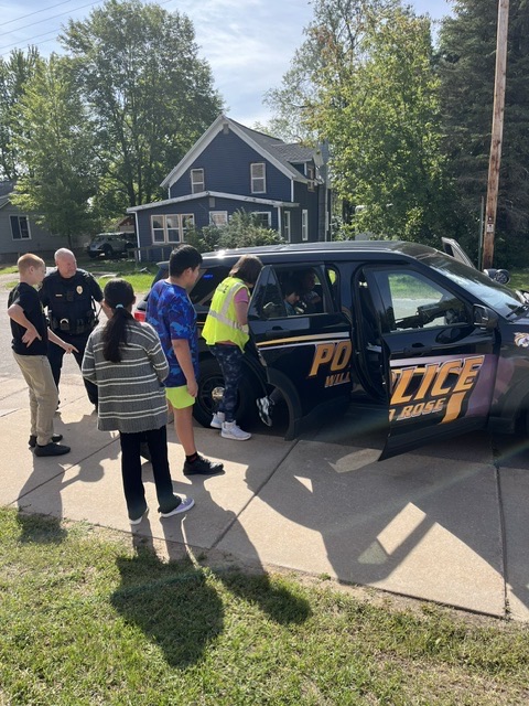Chief klapoetke shows students his squad car