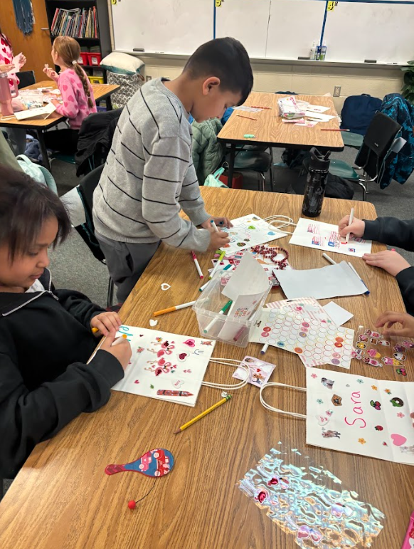 students decorating their bags