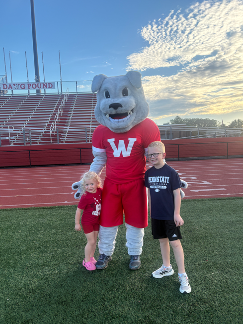 students smiling with bulldog