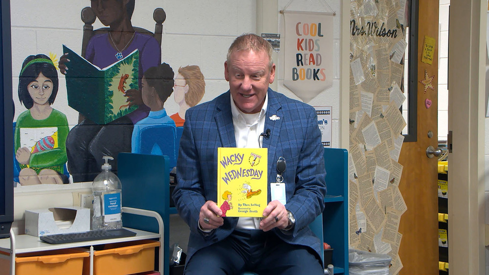 photo of Superintendent Dr. Phipps reading to children at Griffith Elementary
