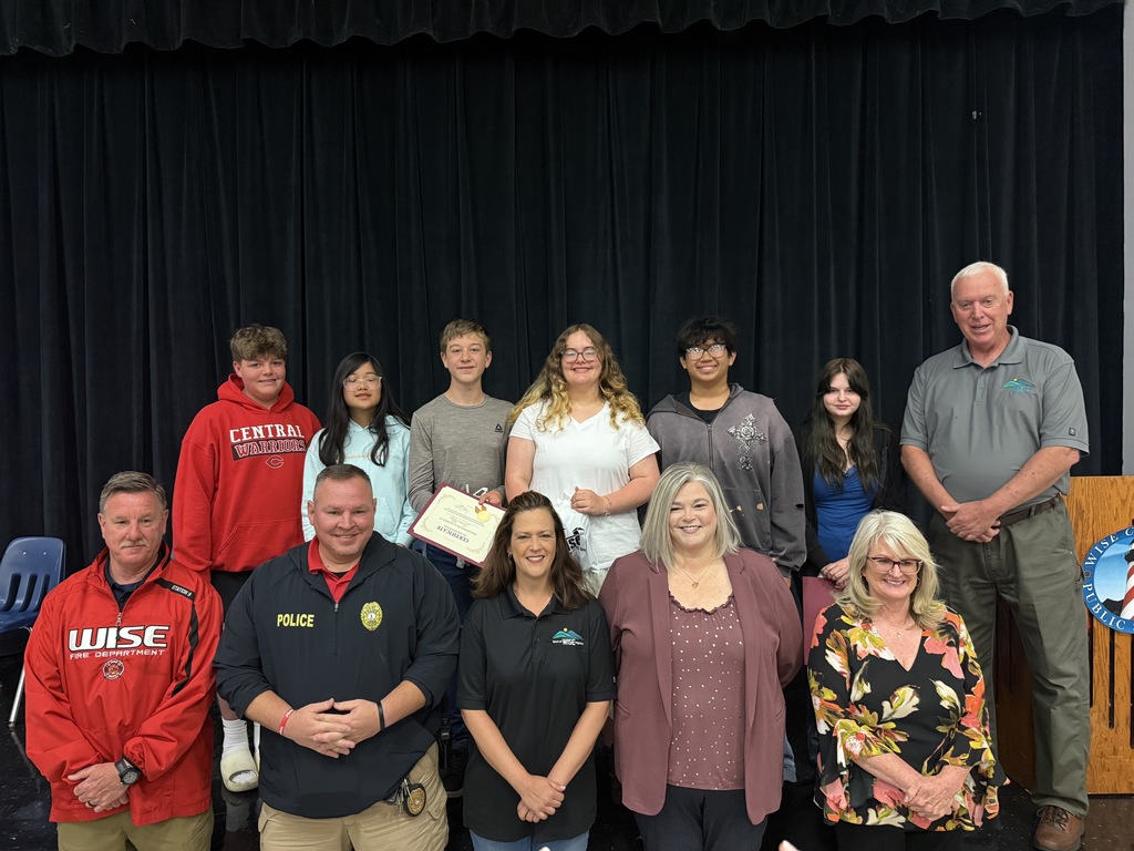 Group photo of contest winners and department leaders of the Town of Wise