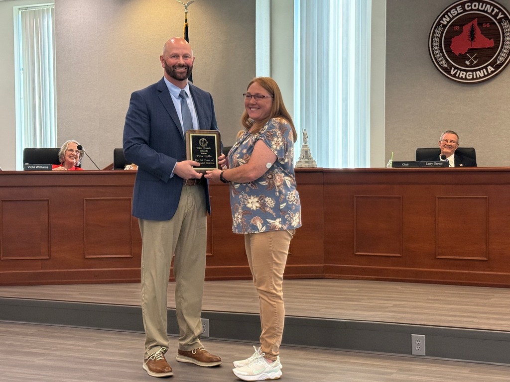 Dr. Mike Goforth presents a retirement plaque to Mrs. Tina Lytle | 34 Years of Service