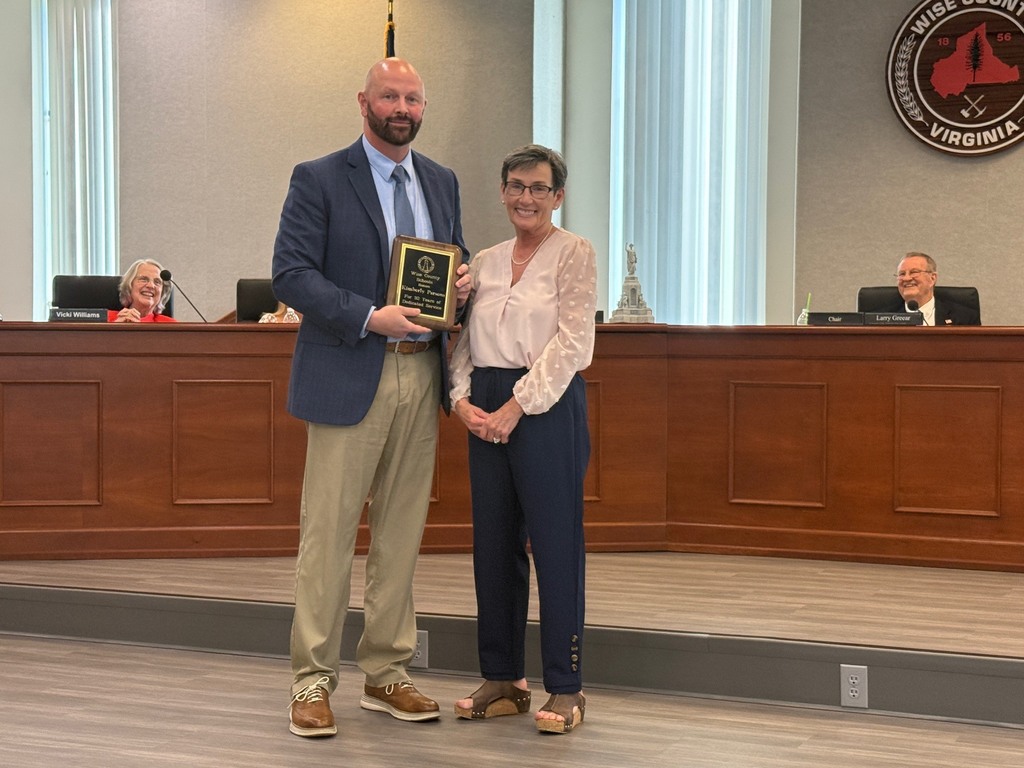 Dr. Mike Goforth presents a retirement plaque to Mrs. Kimberly Parsons | 32 Years of Service