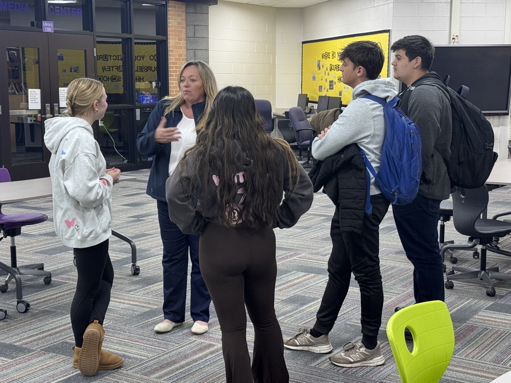 students discussion with Rep Thompson