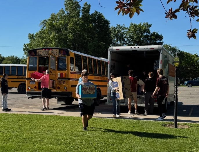 whs and kiwanis volunteers delivering cereal