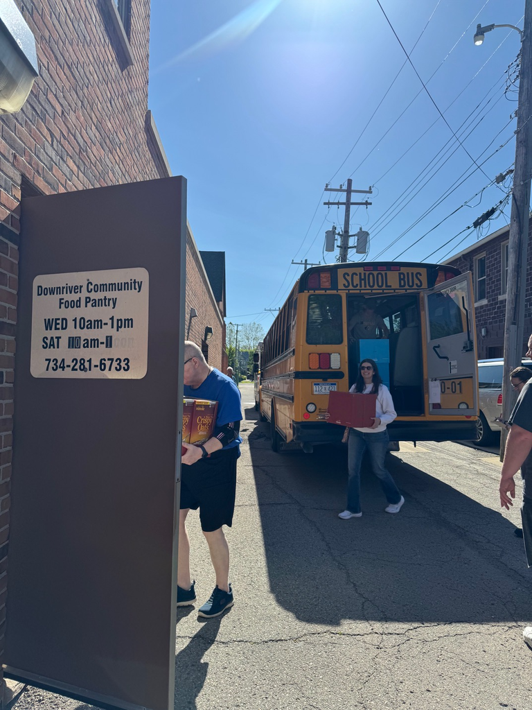 whs and kiwanis volunteers delivering cereal