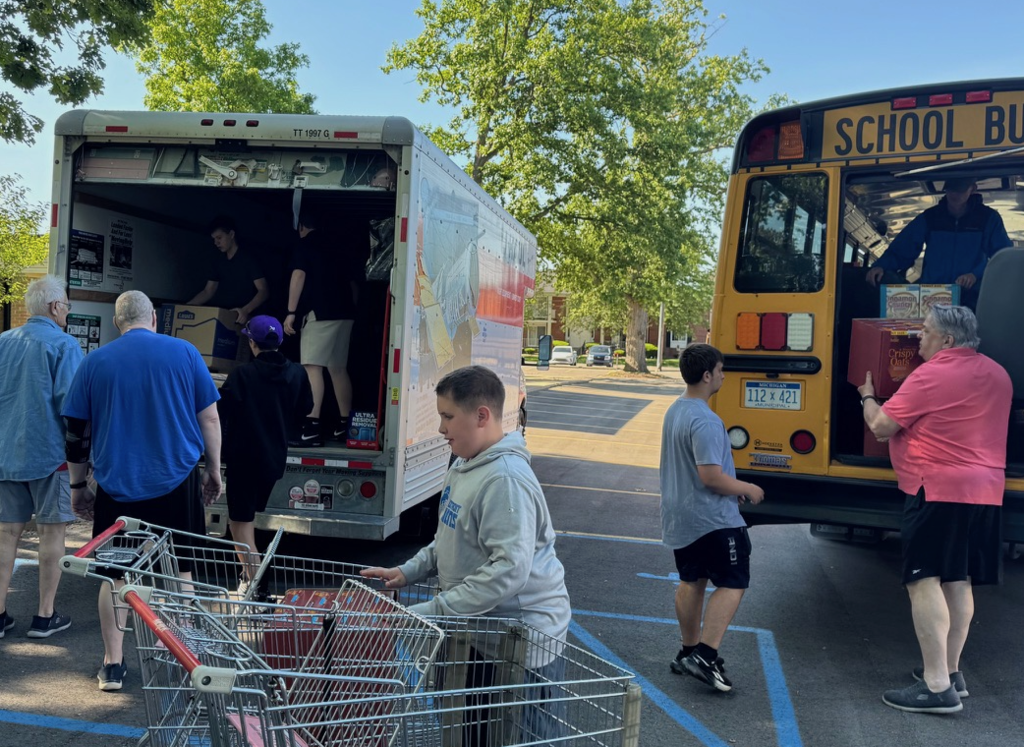 whs and kiwanis volunteers delivering cereal