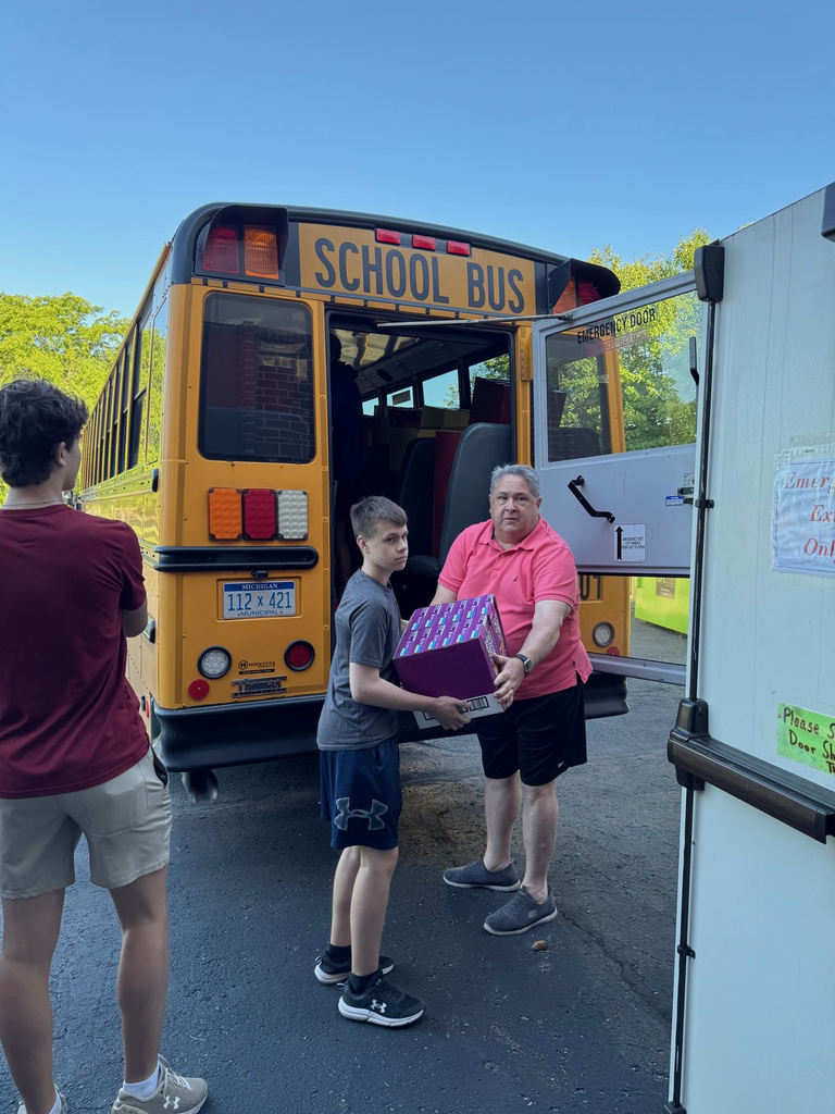 whs and kiwanis volunteers delivering cereal