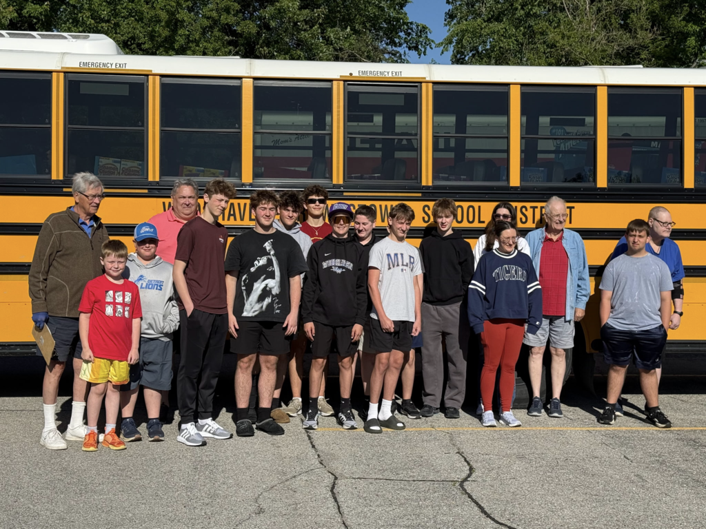 whs and kiwanis volunteers delivering cereal