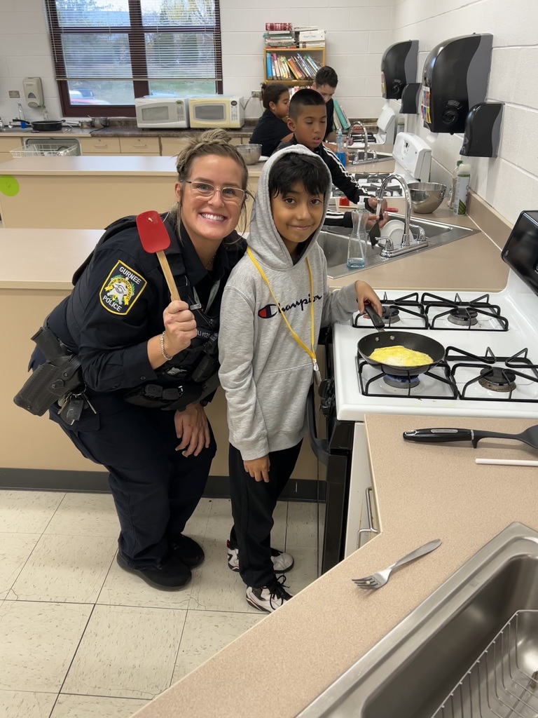 Det. Tazzioli working with students 