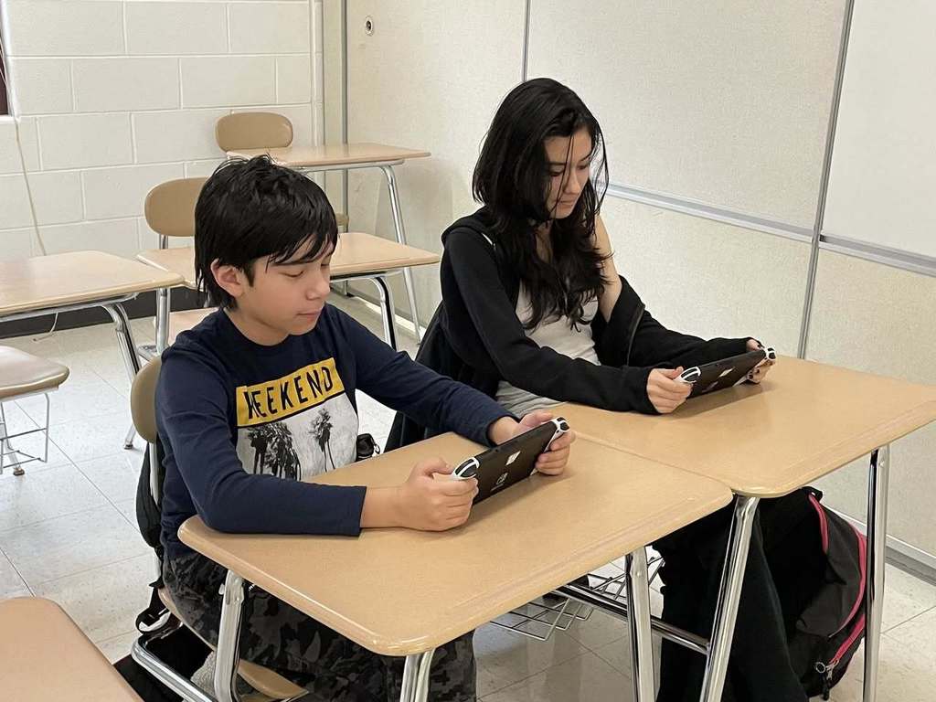 Students in eSports Club at WMS