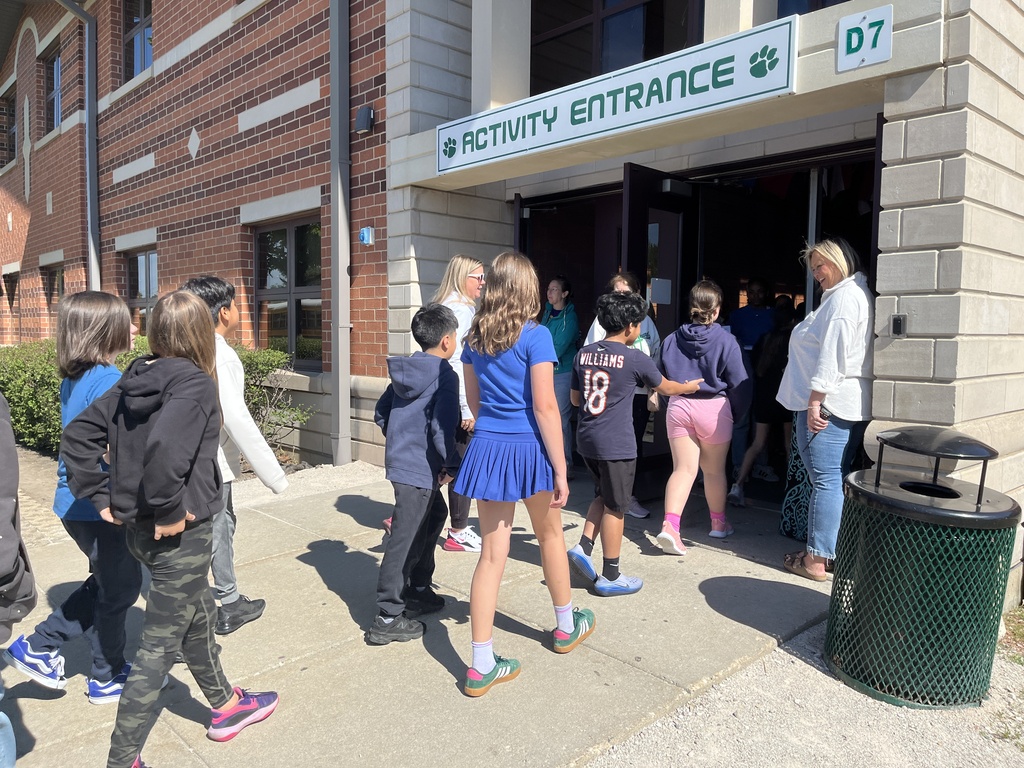 5th grade students tour the Middle School as they prepare to move up to 6th grade!