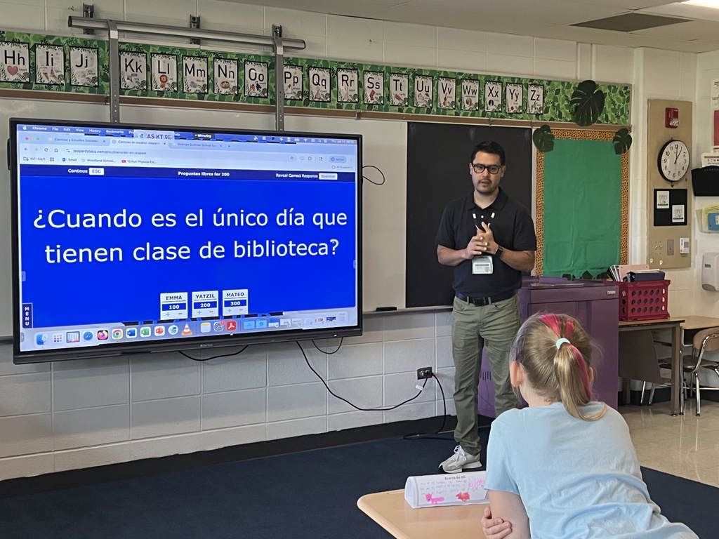 Students play a Science game in Spanish Mr. Ocampo's class